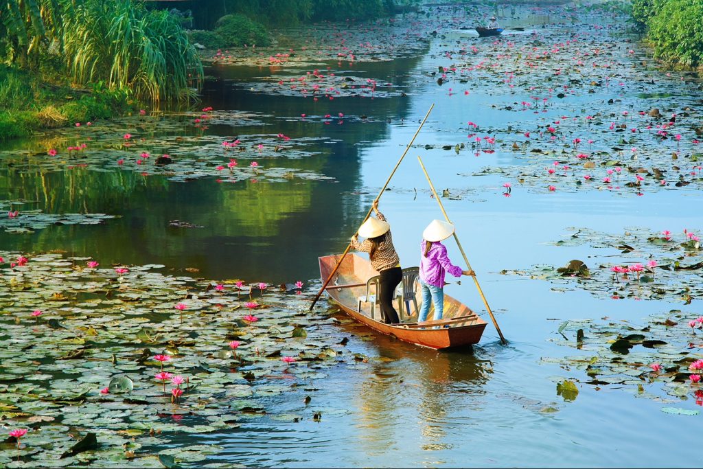 מקומיים שטים בנהר המקונג צילום: shutterstock