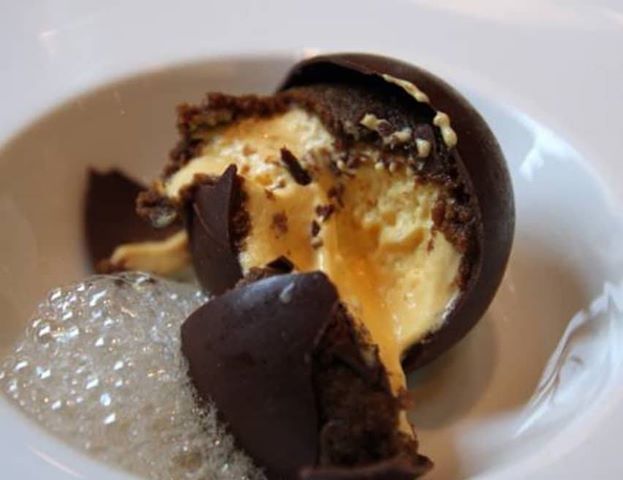 הטירמיסו מוגש בתוך ספיירת שוקולד ב- Romeo Chef and baker. צילום: מיכל מילרד