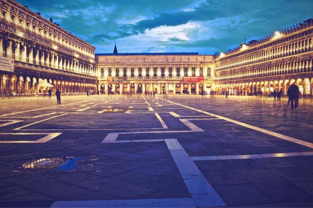 פיאצת סן מרקו בונציה בערב. צילום: Pixabay